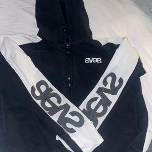 Svea hoodie strl xs  - Svea hoodie köpt i Ullared, kommer inte ihåg vad jag köpte den för men säljer den för 100kr. Texten på armarna är lite urtvättade annars bra skick.