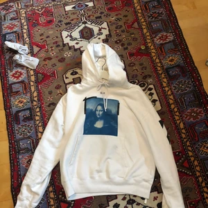 Off white hoodie - Off white hoodie i bra sick. Fått av ett tidigare byte på tradera. Jag brukar ha m och den är lite för stor för mig, ifall du brukar ha storlek L borde hoodien passa. Ifall du skulle vara intresserad av att köpa kan jag självklart sicka en bil på mitt leg. Om du har några frågor är det bara att skriva. 