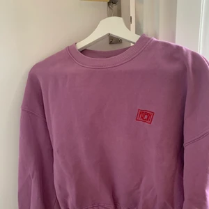 Lila/rosa tröja från Junkyard  - Lila/rosa sweatshirt från junkyard med band där nere som man kan knyta åt. Mycket bra skick. 