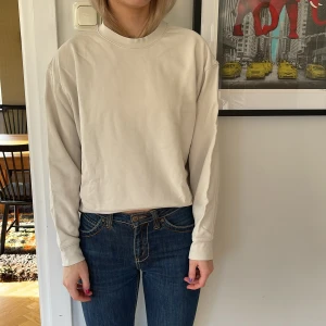 Weekday collegetröja  - Beige collegetröja från weekday, knappt använd 