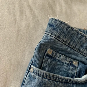 Blåa jeans från weekday - Superfina jeans från weekday. Nästan som nya. Strl 28/30 men är rätt stora i storleken så skulle säga att dem är en mindre 28. Lite korta på mig som e 173.