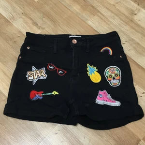 Shorts - Bra kick men någon lapp kan trilla av men skadar inte. Använda ett par gånger. 🧡🧡