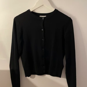 Svart och vit kofta  - Säljer dessa två tröjor/koftor. Strl S i båda och aldrig använda, därav är skicket helt nytt! Hör av er vid fler bilder eller frågor ❤️ 1 för 100kr eller båda för 170kr🥰 köparen står för frakt 🚚