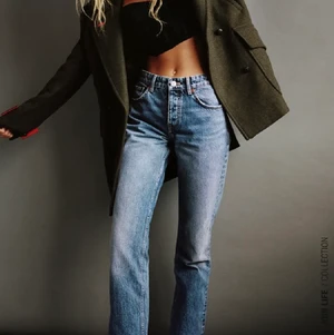 Zara jeans!🙌🏻 - Mid Rise jeans från zara i storlek 34. Helt slutsålda. Nästan oanvända då jag har växt ut dom och är små för mig💕💖 Budet ligger på 350!