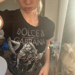 ”Dolce”-T-shirt med Shakira och strass 💎 - Storlek 40, men är en slimfit så funkar även för small! 💅 