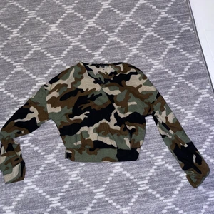 En tun långarmade Kamouflage - Jätte fin tröja  för mer info så kan ni skiva i dm❤️