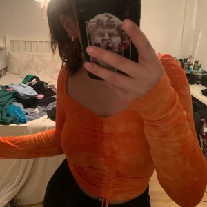 Långärmad tröja - Orange skitcool tröja som är ”tie dye” fin på sommaren och har fina detaljer. Strl XS men passar S/M från bikbok