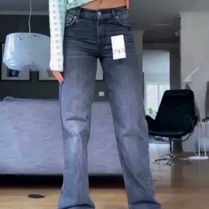Gråa zara jeans - Säljer nu mina gråa populära jeans från Zara som är köpta här på Plick, men dessvärre var de tyvärr lite för stora för mig. Endast testade av mig. Spårbar frakt tillkommer🌸💗 (lånad bild)! 