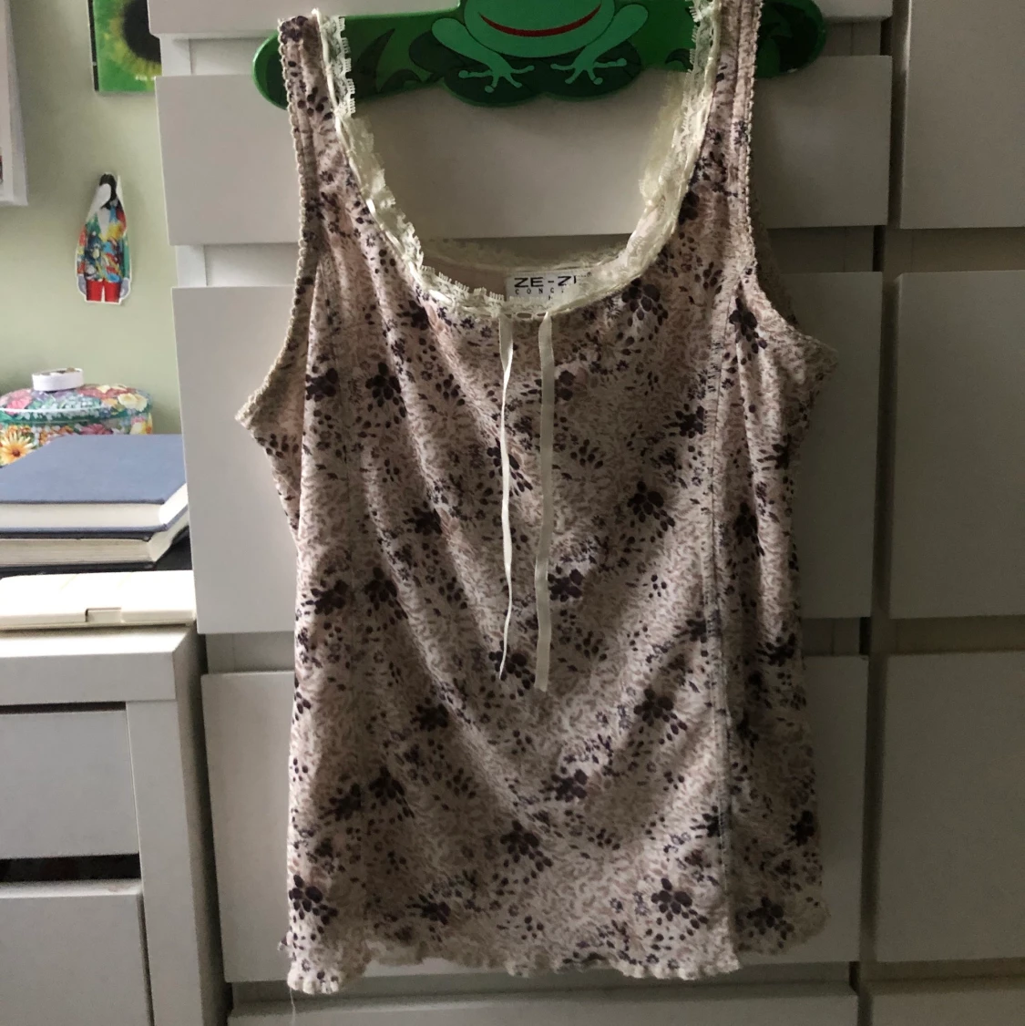 Söt brun-vitt linne  - 91