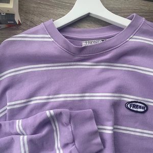 Sweater  - Lite croppad sweater från Junkyard. Sitter oversized på mig som normalt har S. 100kr + frakt 💖