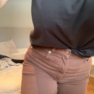 Bruna jeans från H&M  - Ett par snygga jeans från H&M som jag älskar men tyvärr blivit för små. Strl 38 men passar bra för även 36. Köparen står för frakt💕