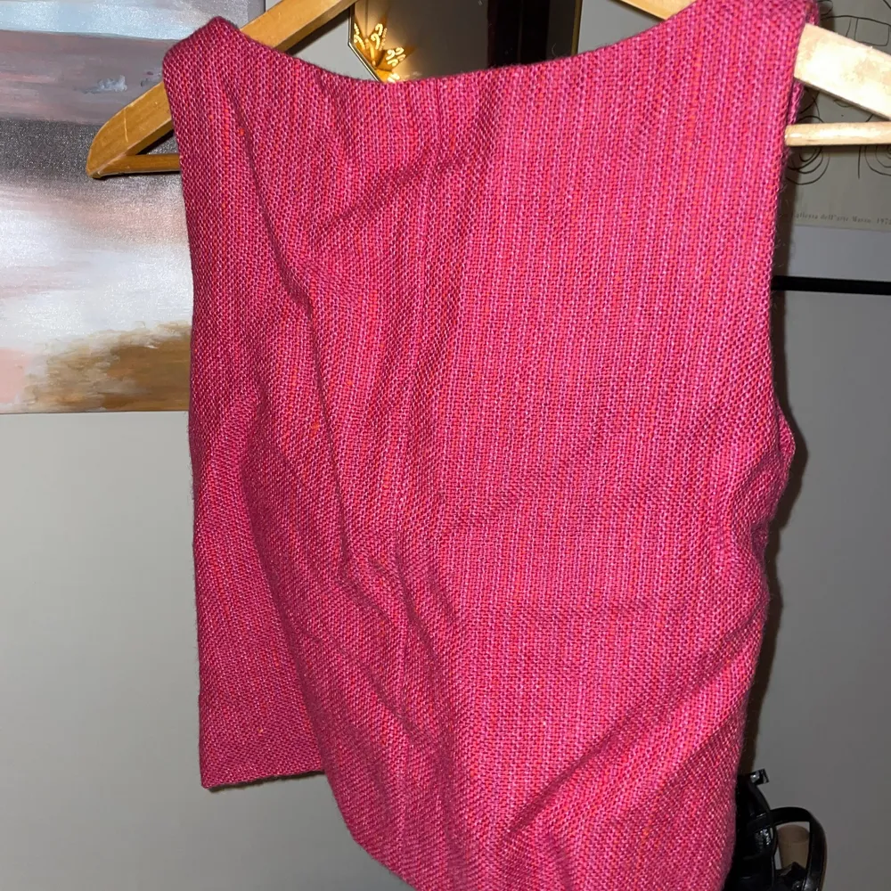 Vintage ärmlös topp i fin rosa färg! Inte använd på ett tag så ser därför lite skrynklig ut på bilderna men i övrig i jättefint skick. Storlek S! Fraktas mot fraktkostnad eller så möts vi upp i Malmö eller Lund! 💕. Toppar.