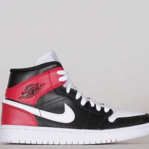 Air Jordan 1 - Lägger upp mina Air jordan 1’s igen för oseriös köpare! Så coola nu till våren! De är i väldigt bra skick, vita och precis som färgerna när man köper de. Tyvärr lite creasade men kan fixas väldigt lätt, skriv till mig privat för fler bilder!🥰🙌