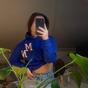 Hoodie från Mennace💙 - Hoodie i superhärlig blå färg💙 herrstorlek men sitter som en XS på mig som vanligen är en S! Vid snabb affär bjuder jag på halva frakten!❤️‍🔥