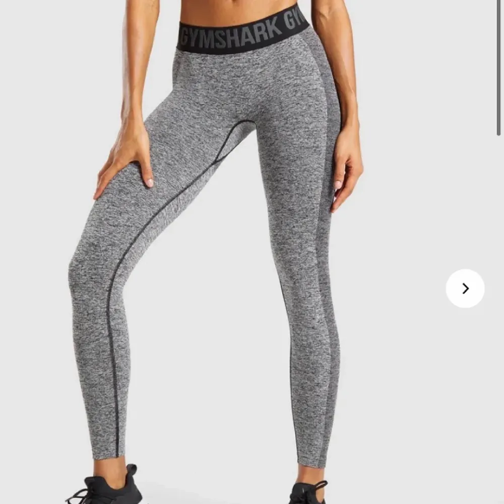 GYMSHARK tränings tights som jag köpt här på Plick. Det är små få skador på både höger och vänster sida av benen (hål) annars är dom hel och ny begagnat skick! Jätte sköna verkligen 💫kontakta mig för fler bilder💫. Hoodies.