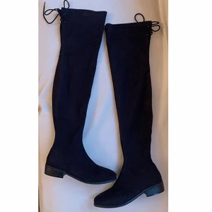 Knähöga stövlar - Thigh high boots  - Svarta knähöga stövlar från NLY Shoes - Storlek 35. Aldrig använda pga för små (därför jag inte kunde ta en bild på). Snygga men lite hårda i sulan. 