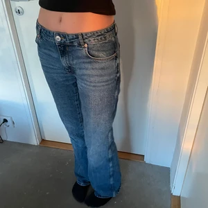 Zara jeans - Säljer dessa midrise jeans från zara då de inte kommer till användning längre, går ända ner till marken på mig som är 176cm!❣️