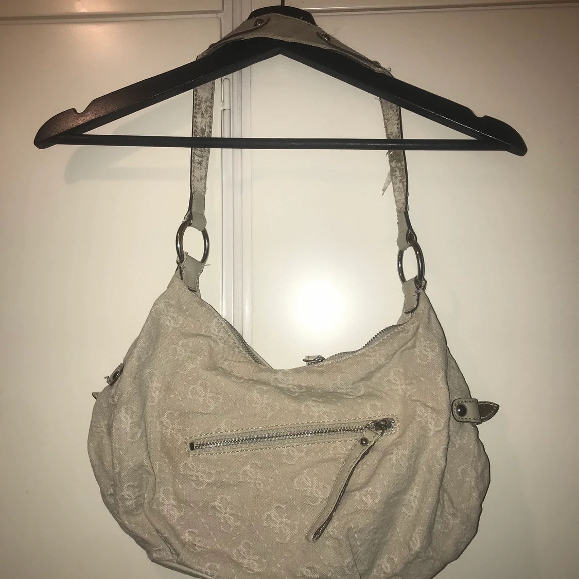 Guess axelväska  - 90