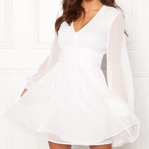 Klänning från Bubbleroom - Vit klänning från Bubbleroom, storlek 36. Jättesöt, romantisk med knytband bak. Perfekt för student. Endast använd en gång, nyskick! 300 inkl frakt