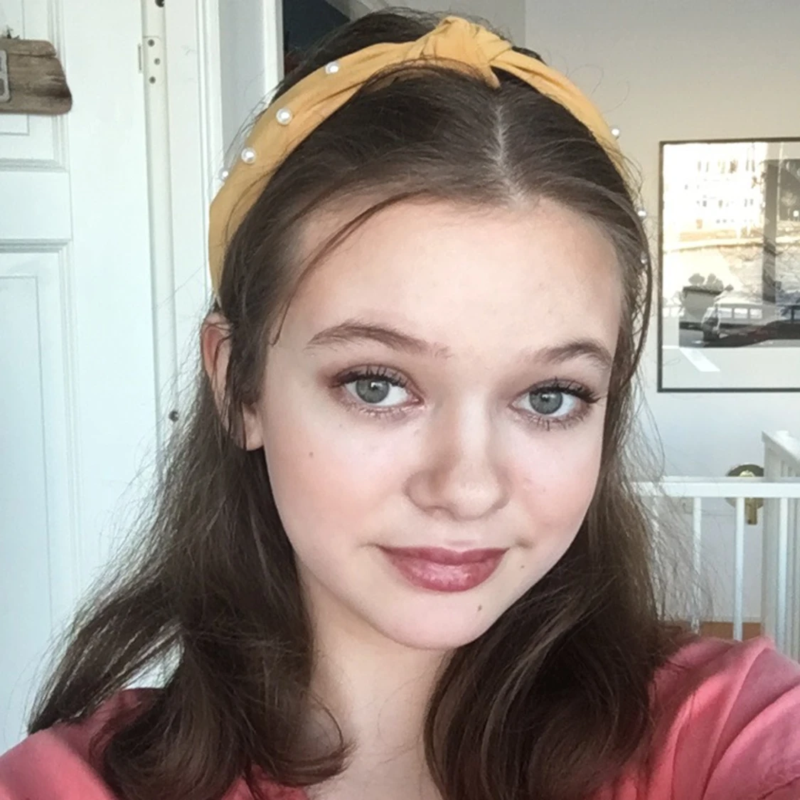 Gult diadem med glansiga vita pärlor på