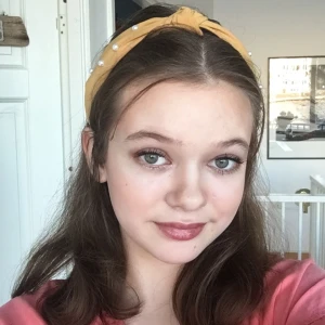 Gult diadem med glansiga vita pärlor på - Gult diadem med glansiga vita pärlor på 