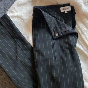 Weekday kostymbyxor - Jättesöta kostymbyxor som inte kommer till användning längre.💕 storlek 36, men passar nog en 34 också! Frakt tillkommer. (Andra bilden är lånad) 