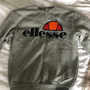 Sweatshirt - En ellesse-sweatshirt i superbra skick! Den är aldrig använd.