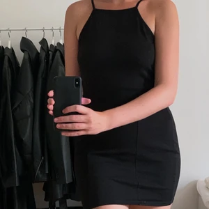 Klänning - Svart klänning från Nelly i storlek L. Säljer för 50kr🖤