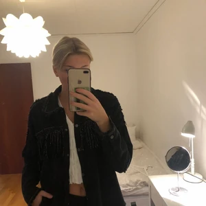Trendig zara jacka  - Snygg svart jacka med fransar och bling. I storlek small. I jätte gott skick, vissa paljetter saknas men inget som märks. Buda från 150