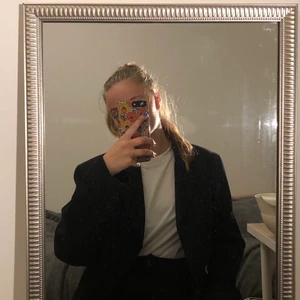 Ribbad kostym - Oversized, ribbad kostym🙌 Den är varm och passar bra som jacka på höst/vår☀️  Finns även tillhörande kostymbyxor, skriv gärna vid intresse! Buda/pruta/ställ frågor i kommentarerna🌟🌻