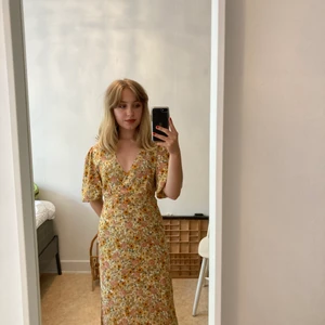 & Other Stories Klänning! - Säljer denna online exclusive-klänningen från Other Stories! Endast använd en gång. Så fin och sitter väldigt smickrande på! Säljer pga används för lite. Nypris 790kr Jag kan mötas upp i Malmö eller posta🌼