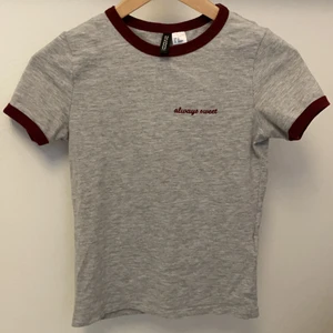 H&M T-Shirt stl XS - T-shirt från H&M Divided. Storlek XS. Inte använd så mycket och i bra skick. 75+frakt.