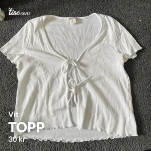 Topp från Monki - Säljer tröjan på både tise och plick. Den är vit och i helt nytt skick. Tröjans frakt 🚚 är inte med i priset :( 