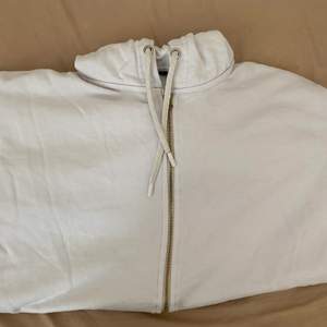 En vit oversized hoodie i storlek L. Post-Nord blå påse L = 79kr!