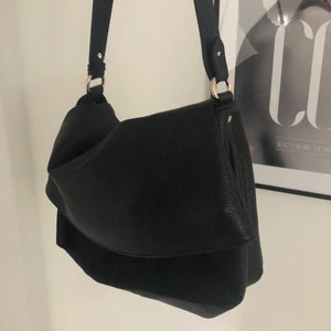 Väska - Säljer denna snygga väskan som är väldigt rymlig och användbar. Den är knappast använd och därmed i bra skick!!💕💕