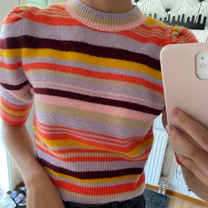 Stickad tröja Zara - Säljer en stickad tröja från zara i storlek S! Helt oanvänd så i väldigt bra skick! 🤍