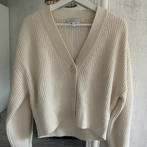 Kofta  - Finaste krämvita koftan från & other stories, väldigt lite använd så i jättefint skick! 🤍🤍