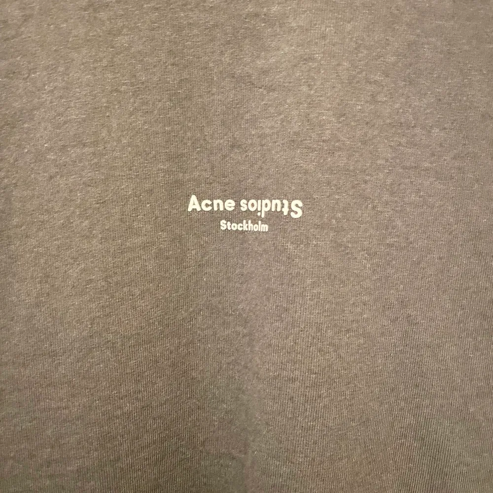 T-shirt från Acne studios. Använd fåtal gånger så i fint skick. Nypris 1800 kr. Vid snabb affär: 500 kr. T-shirts.