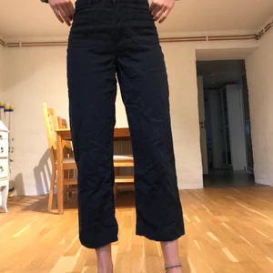 Svarta coulette-byxor - Svarta coulettebyxor Monki Stl 38 Knappt använda Fint skick