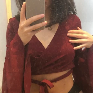 Röd topp  - En röd topp. Vet inte vart den kommer ifrån. Säljer för 50 kr + 35 kr frakt 💓💓💓 