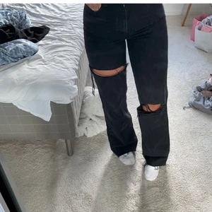 Svarta jeans - Jättesnygga jeans från Zara, skriv vid frågor eller intresse💓 (lånade bilder)