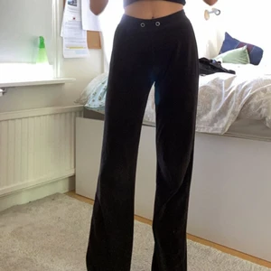 Velourbyxor från Gina Tricot  - Ett par tygbyxor från Gina Tricot. Köpta i vintras och har inget "band" runt midjan därav det billiga priset. Köparen står för frakt 📦 Skriv vid funderingar💕