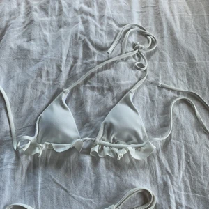 SHEIN! - Bikini från SHEIN! Aldrig använt! Skit snyggt. Storlek S!💕  vanilj vit färg! Trosskyddet sitter fortfarande kvar!💞