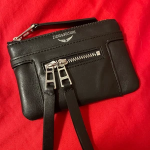 Zadig Voltaire plånbok  - Plånboken är köpt på NK i Göteborg i februari. Den är knappt använd och är i mycket bra skick. Väldigt bra utrymme för både kort kontanter och även mynt. 