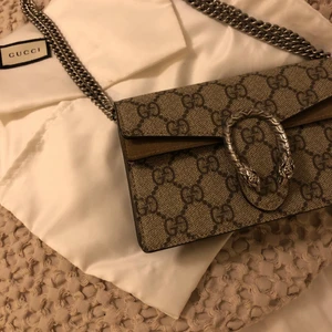 Intressekoll, Gucci-väska - Gucci Dionysus Super Mini, köpt på Guccibutiken i Stockholm. Kvitto, dustbag och originalförpackning följer med. Kedjan går att reglera till handväska, axellängd, tas av helt m.m. Möts endast upp vid eventuell försäljning! 💕 Nypris ligger på runt 7500, tar bud från 3000. 🙏🏼