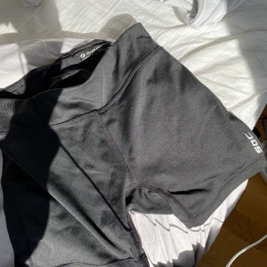 Svart Bikershorts/cykelbyxor från soc  - Svarta kortare tajta shorts i storlek 146/152 men passar mig som är en xxs-s 🥰 vet inte vad jag köpte de för men säljer för 40 kr❤️ de är i bra skick utan några fel. Köpta på stadium. Super bekväma och snygga träningsshorts