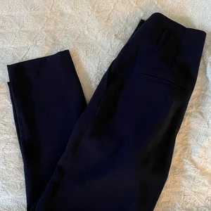 Kostymbyxor  - Mörka marinblå kostymbyxor! Superfina i nytt skick, i strl 36 från H&M ❣️