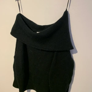 Stickad tröja  - Svart offshoulder tröja från H&M. Fint skick, ej använd mycket. Storlek S men passar även M. 