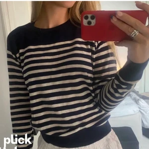 Randig tröja Zara!!! - LÅNADE BILDER!!! Säljer min älskade tröja från zara som är helt slutsåld! Säljer pga att den inte kmr till användning längre! Tröjan är jätte Fin och trendig nu! Tyget påminer mig om kashmir!Lite nopprig men jag ska fixa det med en maskin👍🏼Vid frågor, detaljer eller intresse kom privat💗 BUDA PRIVAT⚡️ Högsta bud 270kr