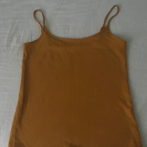 Linne  - Jättefint gult/oranget linne i nyskick, lappen är avklippt men det kommer från Newyorker kontakta vid intresse. Köparen står för frakt 